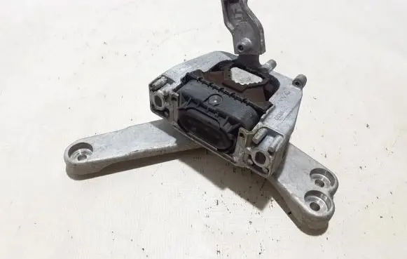 Engine mount bracket