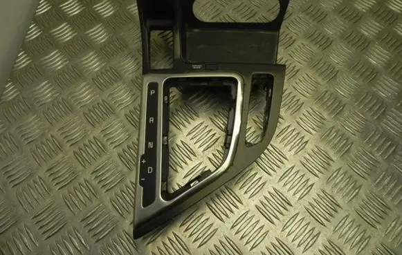 KIA Optima Radio/GPS head unit trim 846512T041 T5665