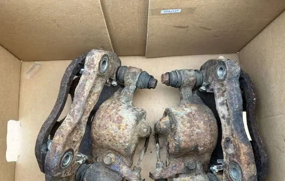 Mitsubishi Pajero Front brake caliper MB534320 MB534321
