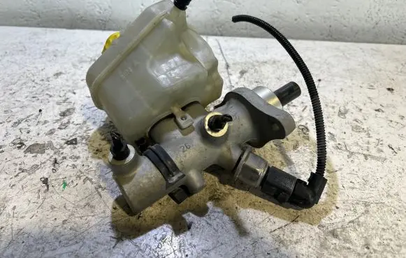 Volkswagen Touareg I Master brake cylinder 03350884911 03350884921
