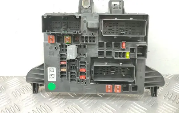 Opel Insignia A Fuse module 13277318