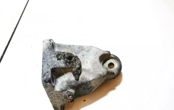 Lexus IS 220D-250-350 Engine mounting bracket