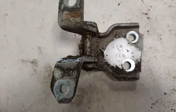 Suzuki Swift I Front door lower hinge 