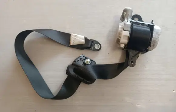 Toyota Hilux (AN10, AN20, AN30) Front seatbelt