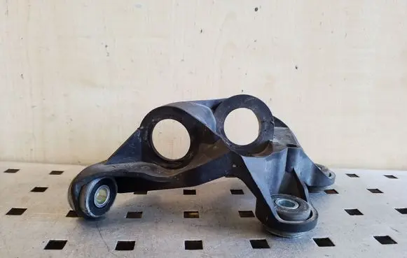 Volkswagen PASSAT B8 Gear shift cable bracket 3Q0711789