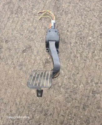 Accelerator throttle pedal