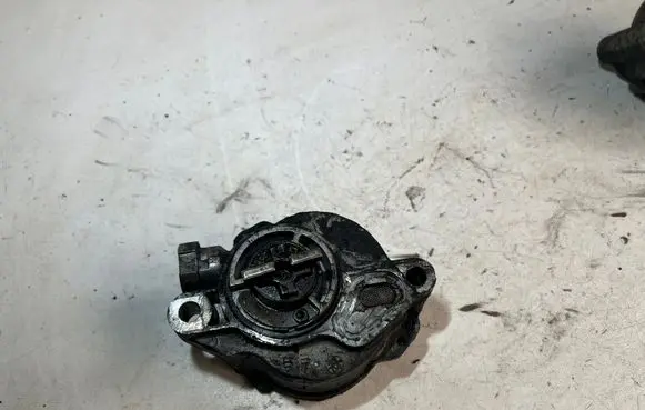 Ford Focus C-MAX Vacuum pump D1561C1