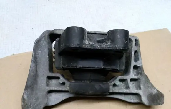 Ford Focus Engine mount bracket