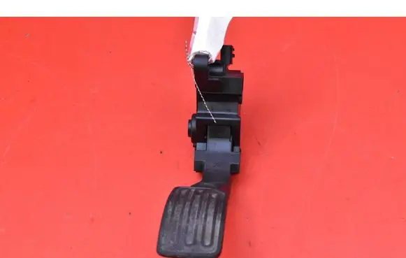 Accelerator throttle pedal