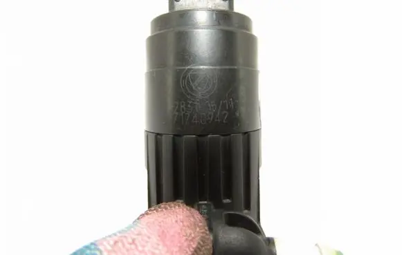 Alfa Romeo Giulietta Windscreen/windshield washer pump 71740942