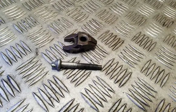Citroen C4 Grand Picasso Fuel Injector clamp holder