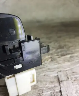Nissan X-Trail T30 Electric window control switch 3721Z