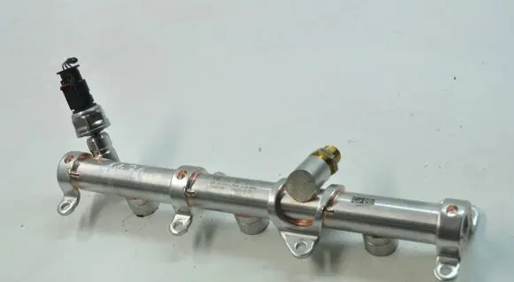 Volkswagen Touareg II Fuel main line pipe 06M133316L 06L906054C
