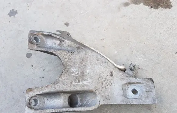 BMW 5 E60 E61 Engine mount bracket 6770940