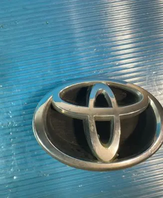 Toyota Corolla E120 E130 Manufacturer badge logo/emblem 13171