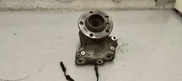 BMW 4 F32 F33 Front wheel hub 6858311