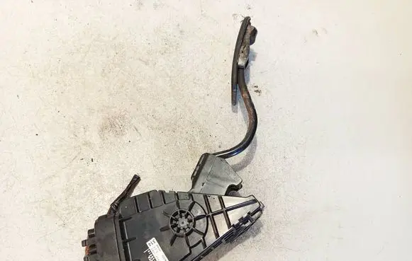 Accelerator throttle pedal