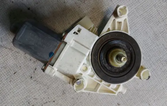 Mercedes-Benz ML W164 Front door window regulator motor A2518200742