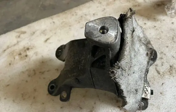 Engine mounting bracket