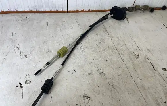 Opel Astra J Gear shift cable linkage 55563703