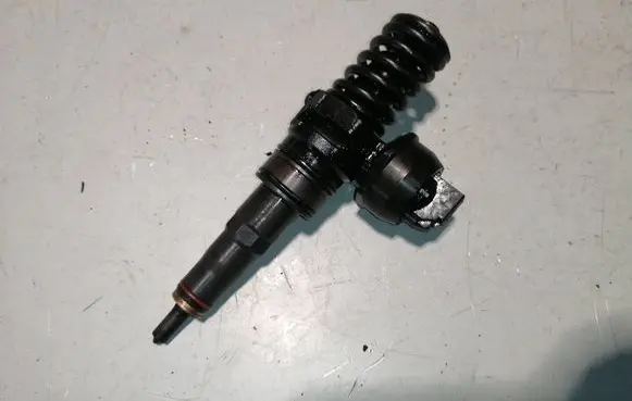 Volkswagen PASSAT B6 Fuel injector 038130073BQ 0414720312