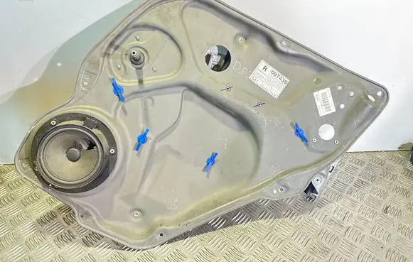 Rear door manual window regulator