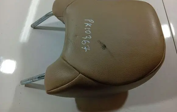Volvo XC70 Front seat headrest 