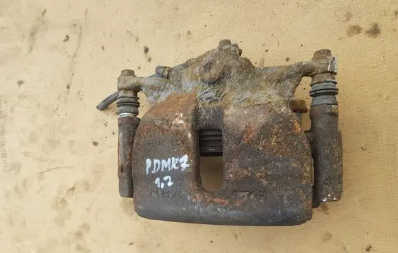 Volkswagen Golf VII Front brake caliper