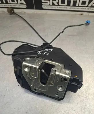 Mercedes-Benz C W203 Front door lock 2037200235