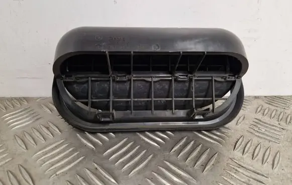 Quarter panel pressure vent