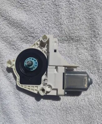 Volkswagen Touareg II Rear door window regulator motor 8K0959812A