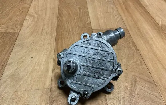 Volvo V70 Vacuum pump 30677904 05W4662