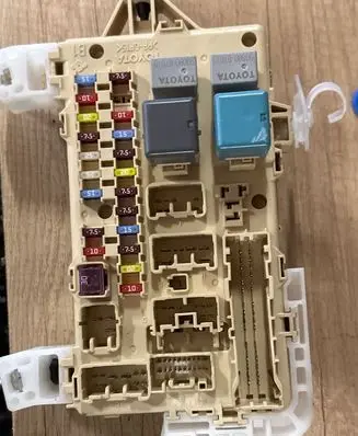 Toyota Corolla Verso AR10 Fuse module 892210F030 5161811431 07042418363402