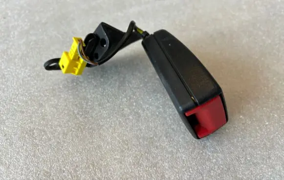 Mercedes-Benz C AMG W204 Middle seatbelt buckle (rear) A2048602569 340431545010 2048602569