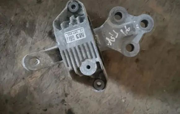 Opel Astra J Engine mounting bracket 13287953