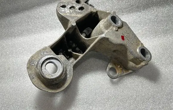 Engine mounting bracket