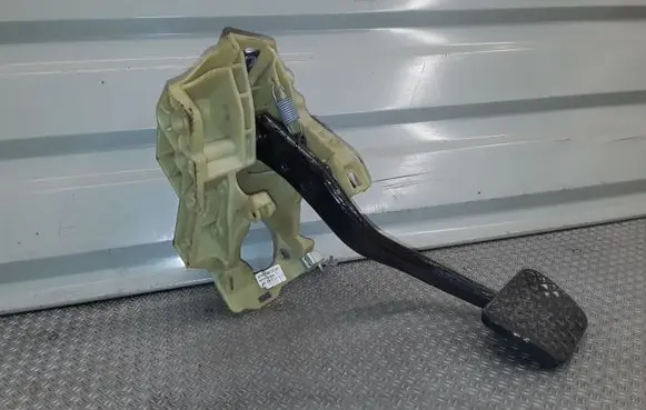 BMW 5 E60 E61 Brake pedal 676922103