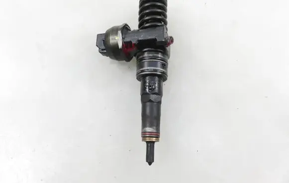 Volkswagen Golf V Fuel injector 0414720215 038130073AG