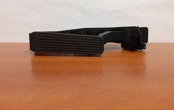 Mercedes-Benz CLS C219 Accelerator throttle pedal A2113000504 A2033010001
