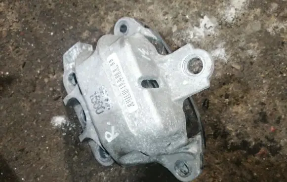 Buick Encore I Engine mount bracket