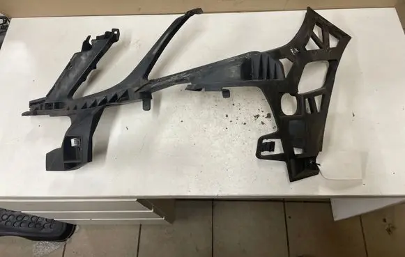 Mercedes-Benz E W212 Front bumper mounting bracket A2128850365