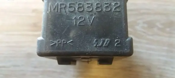 Mitsubishi Pajero Wing mirror control module MR583832