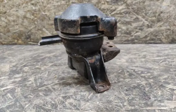 Mitsubishi Grandis Engine mount bracket