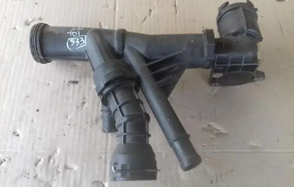 Volkswagen PASSAT B8 Thermostat housing 04L121071