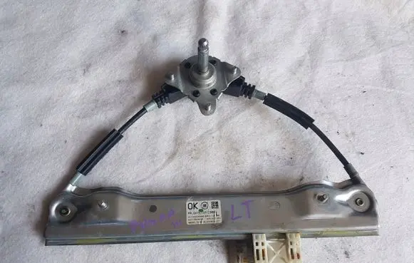 Rear door manual window regulator