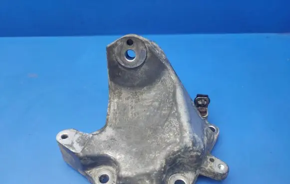 Lexus IS 220D-250-350 Engine mounting bracket