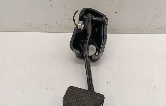 Mercedes-Benz E W213 Brake pedal A2052920415 A2052920100