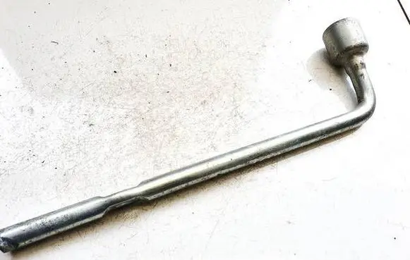 Hyundai Trajet Wheel nut wrench 