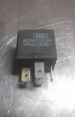 Volkswagen PASSAT B6 Other relay 8D0951253A
