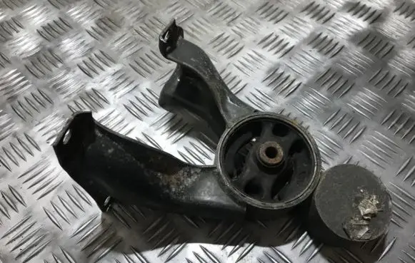 Mitsubishi Outlander Engine mount bracket